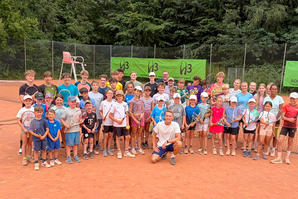 Gruppenbild von Kindern und Jugendlichen mit Tennisrackets auf dem Sandplatz des Tennisclubs Schwarz-Weiß Montabaur, einem traditionsreichen Verein mit Angeboten für alle Altersgruppen.